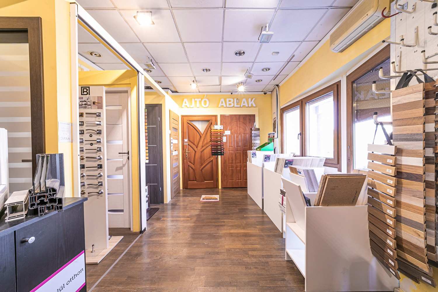 Jola | Gyula Jola | Gyula - boltbelső